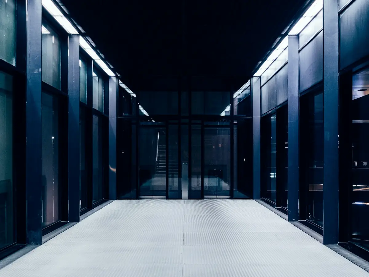 Modern enterprise data centre corridor for cloud migration and scaling